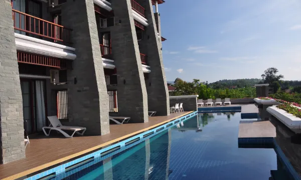 สระว่ายน้ำกลางแจ้งของ Phurua Sanctuary Resort and Spa บนเชิงเขาภูเรือ