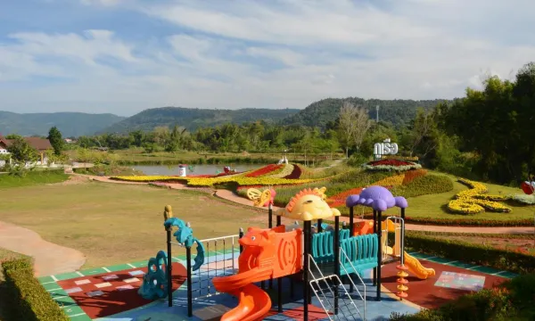 สวนและสนามเด็กเล่นในพื้นที่กว้างของ Phurua Sanctuary Resort and Spa ภูเรือ