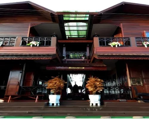 ภายนอกบ้านไม้เก่าอายุกว่า 100 ปีของ The Old Chiangkhan Boutique Hotel ริมถนนคนเดินเชียงคาน