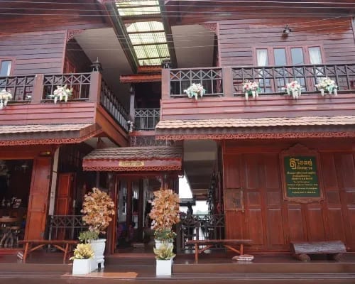 ระเบียงและล็อบบี้ริมแม่น้ำโขงของ The Old Chiangkhan Boutique Hotel มองเห็นสายน้ำและฝั่งลาว