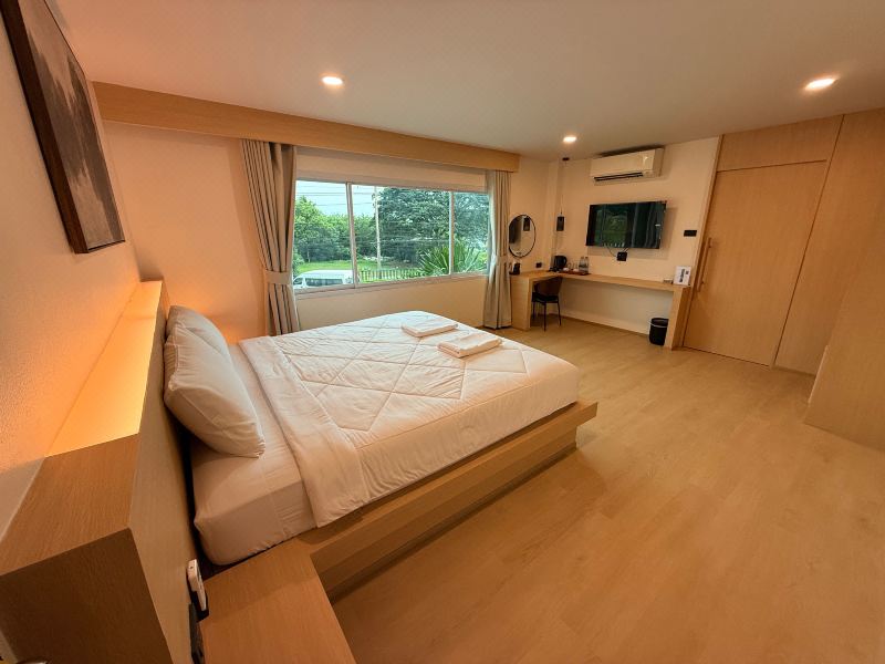 ห้องพักกว้างของ Benjatara Boutique Place Resort ลพบุรี มีเตียงนุ่มและแอร์