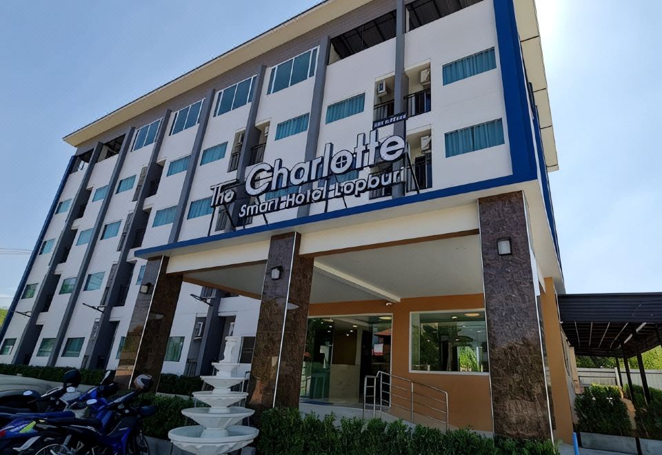 ห้องพักตึกใหม่สะอาดตาของ The Charlotte Smart Hotel Lopburi เตียงนุ่มและแอร์