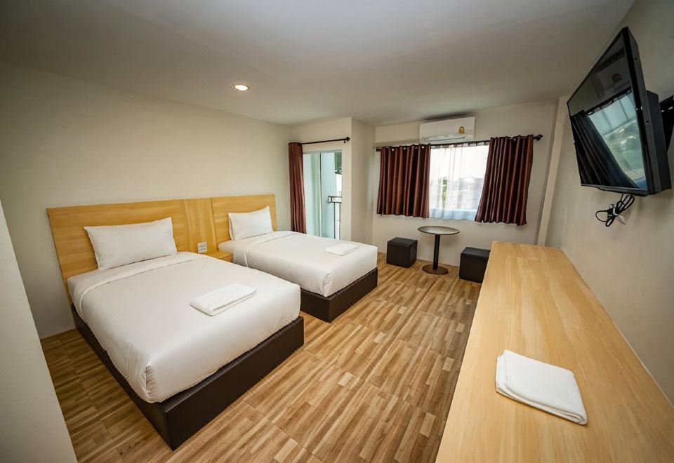 ห้องพักพร้อมระเบียงมองวิวภูเขาของ The Charlotte Smart Hotel เมืองใหม่ลพบุรี