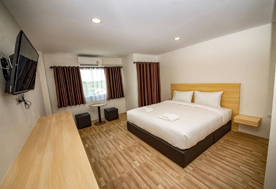 บรรยากาศห้องและมุมโต๊ะทำงานของ The Charlotte Smart Hotel ย่านท่าศาลา ลพบุรี