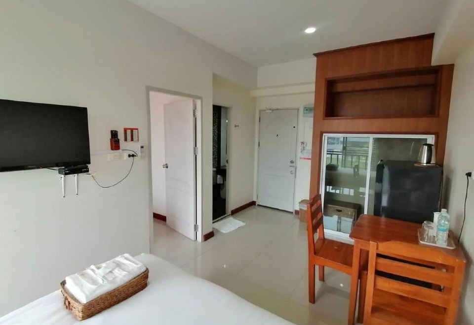 ห้องพักกว้างของ Grand Lopburi ลพบุรี มีเตียงนุ่มและแอร์