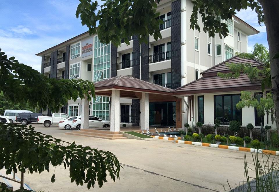 ห้องพักพร้อมระเบียงและมุมนั่งเล่นของ Grand Lopburi เมืองใหม่ลพบุรี