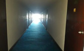 ห้องพักเรียบง่ายของ Lopburi Inn Hotel ลพบุรี มีแอร์ ทีวี ตู้เย็น