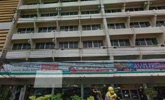 บรรยากาศภายในและคอฟฟี่ช็อปของ Lopburi Inn Hotel เมืองใหม่ลพบุรี