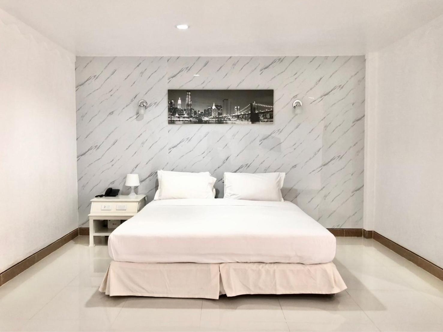 ห้องพักกว้างของ Lopburi Inn Resort ลพบุรี มีระเบียงมองสระว่ายน้ำ