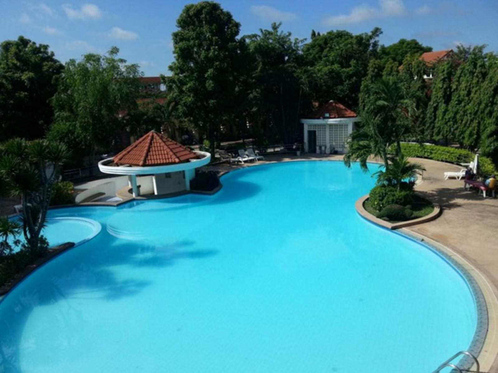 สระว่ายน้ำกลางแจ้งและสวนของ Lopburi Inn Resort ลพบุรี