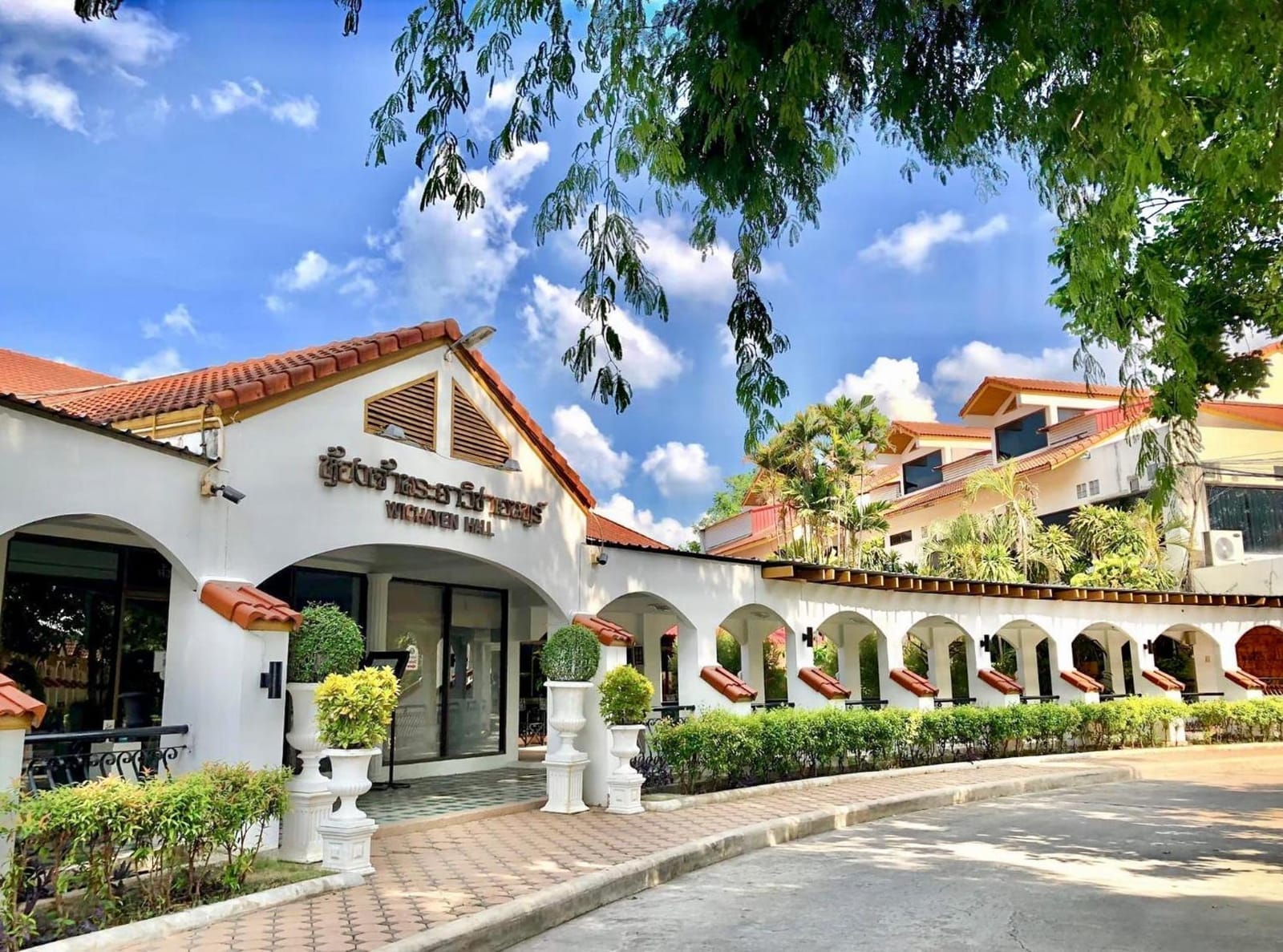 อาคารและบรรยากาศแนวรีสอร์ตของ Lopburi Inn Resort เมืองใหม่ลพบุรี