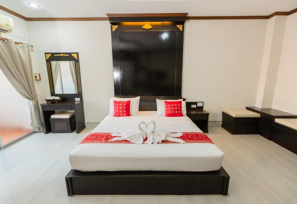ห้องพักกว้างของ JRD Grand Place Hotel ลพบุรี มีเตียงนุ่มและแอร์