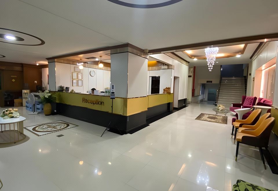 ห้องพักพร้อมระเบียงและมุมนั่งเล่นของ JRD Grand Place เมืองใหม่ลพบุรี