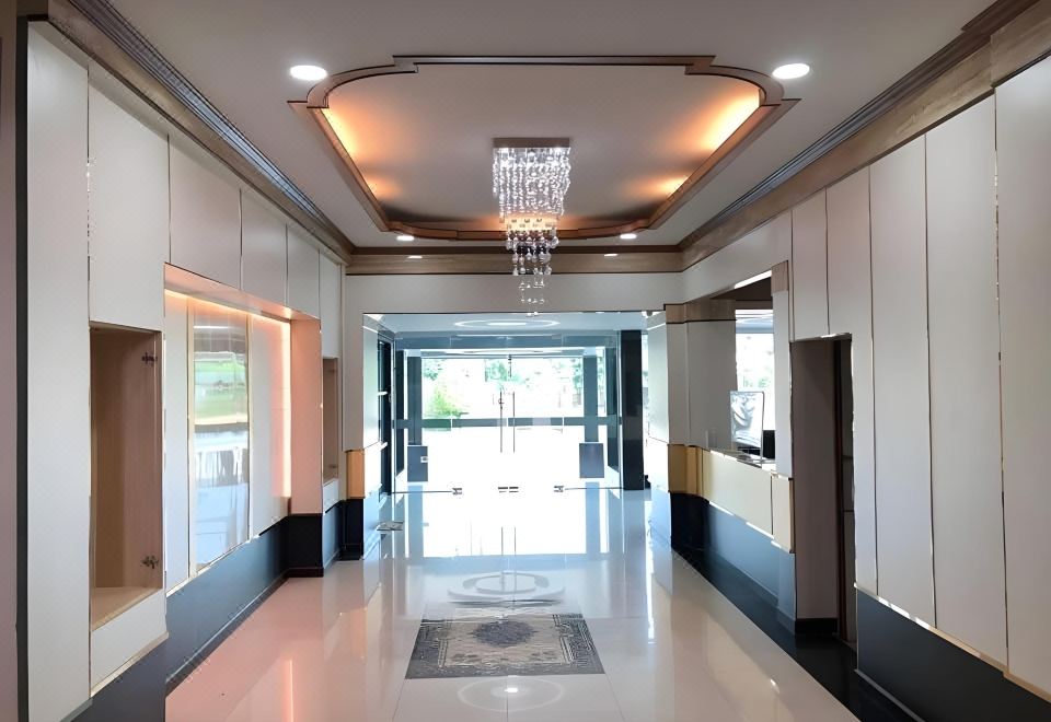 บรรยากาศและล็อบบี้ของโรงแรม JRD Grand Place ย่านป่าตาล ลพบุรี