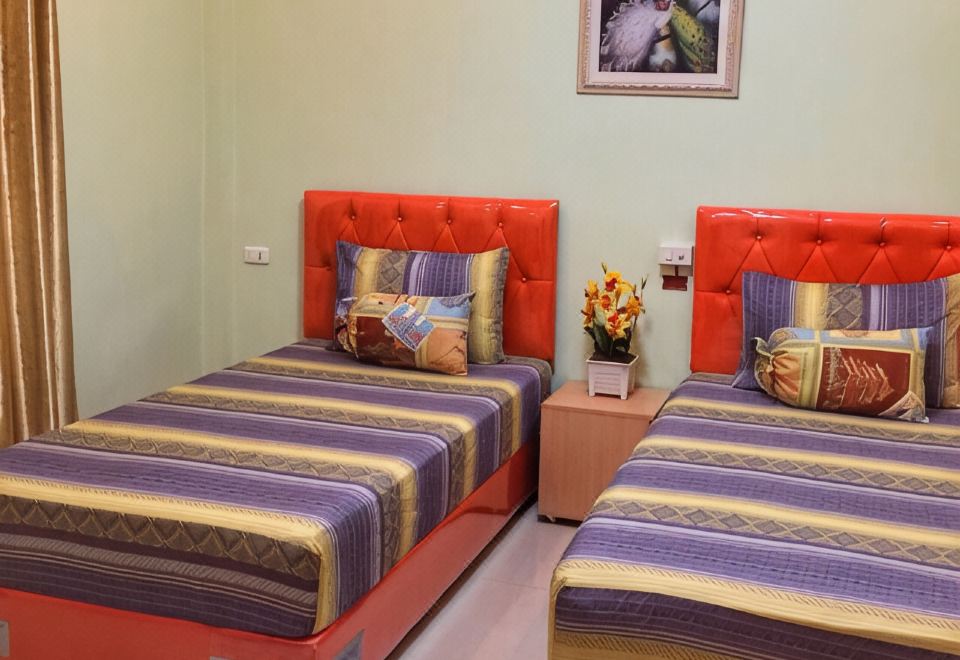 ห้องพักบังกะโลของ Mourakot Resort ลพบุรี เตียงใหญ่ ตกแต่งเรียบสะอาด
