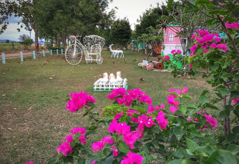 อาคารบังกะโลและสวนของ Mourakot Resort พัฒนานิคม บรรยากาศร่มรื่น
