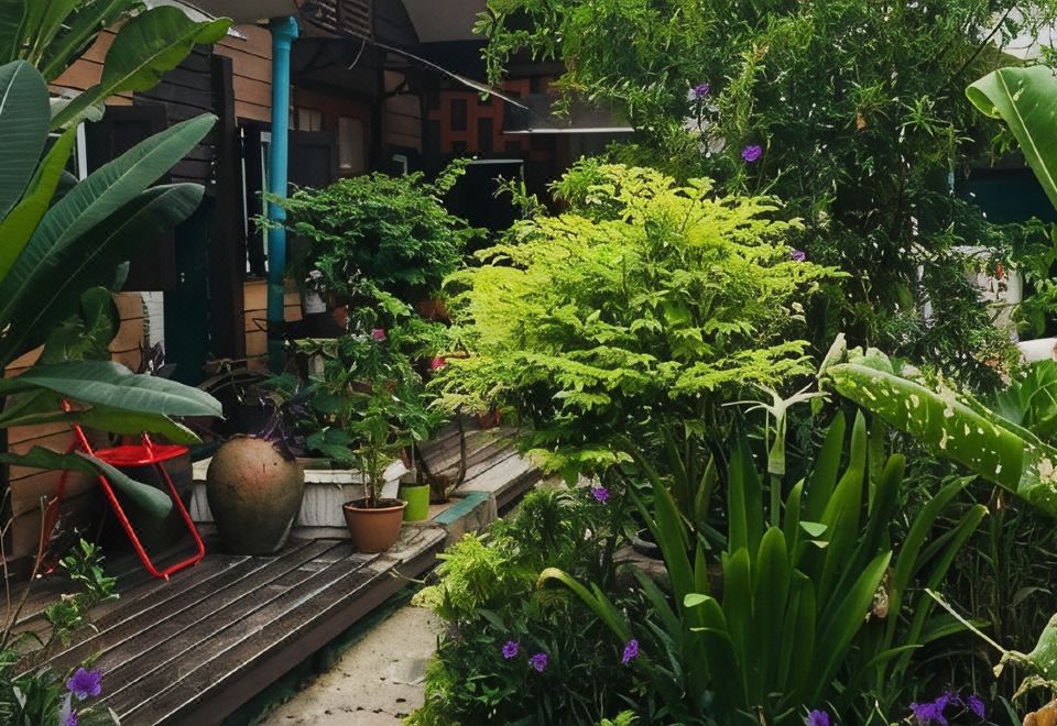 มุมร้านอาหารและบาร์ของ Noom Guesthouse ลพบุรี บรรยากาศสบายๆ แบบบ้านไม้