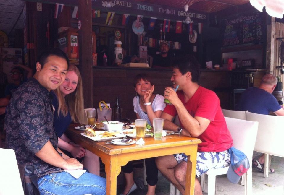 ห้องนั่งเล่นรวมและมุมพักผ่อนภายใน Noom Guesthouse เมืองเก่าลพบุรี