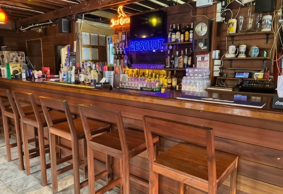บรรยากาศบ้านไม้สองชั้นและพื้นที่ส่วนกลางของ Noom Guesthouse ลพบุรี