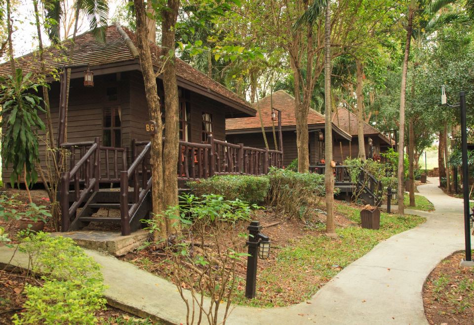 บังกะโลและพื้นที่สวนของ Pasak Hillside Resort ชัยบาดาล ลพบุรี