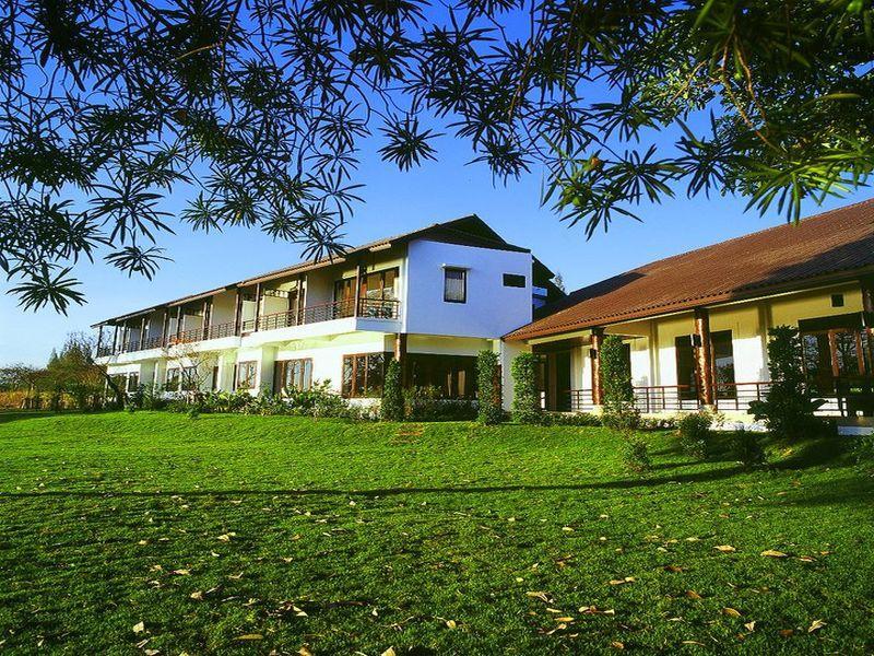 ทะเลสาบและวิลล่าริมน้ำในพื้นที่ Pasak Hillside Resort