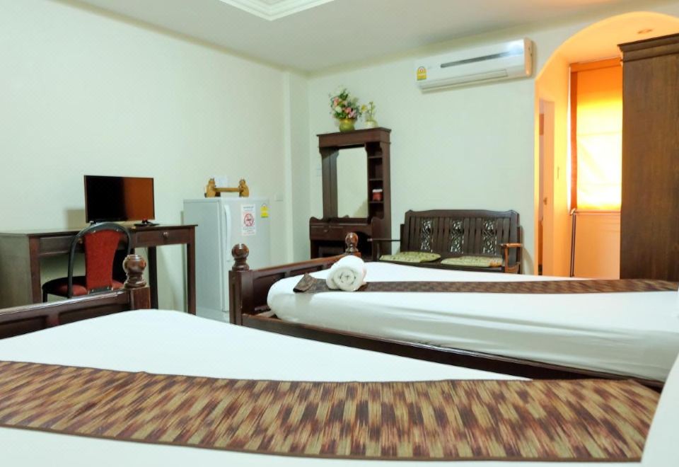 ห้องพักของ Phetlada Pavilion & Resort ลพบุรี เตียงใหญ่ ตกแต่งเรียบสะอาด