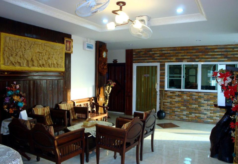 อาคารและทางเข้า Phetlada Pavilion & Resort ริมถนนพหลโยธิน