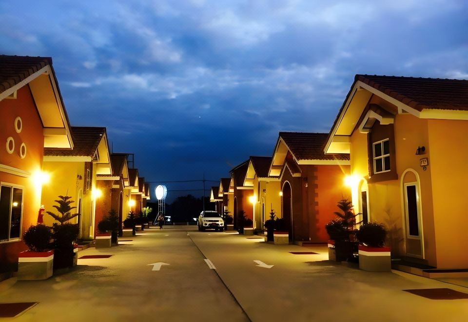 ห้องพักกว้างของ Windsor Resort Lopburi มีแอร์ ทีวีจอแบน โซฟา ตู้เย็น