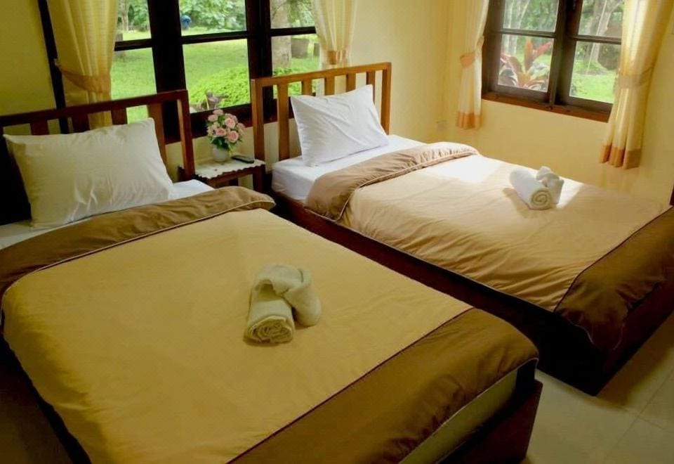 ห้องพักของ Baanphuthadol บ้านภูธดล ตกแต่งสไตล์ไทยร่วมสมัย หน้าต่างบานใหญ่รับแสงธรรมชาติ