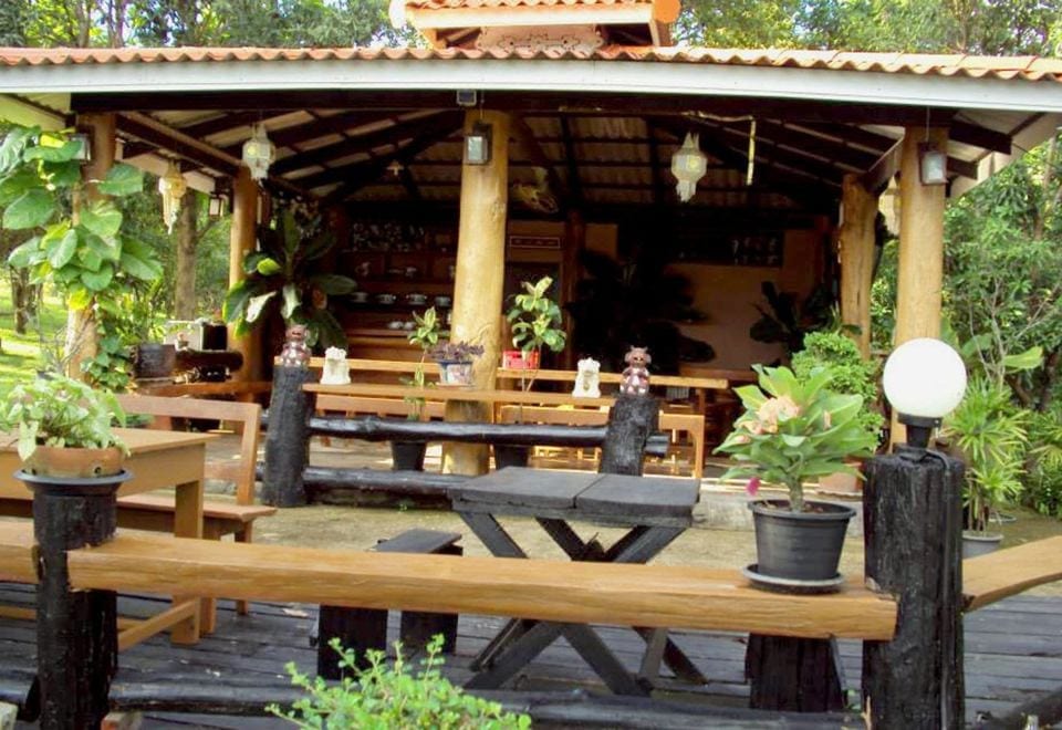 มุมส่วนกลางและสวนของบ้านภูธดล จุดนั่งเล่นรับวิวหุบเขาแม่ฮ่องสอน