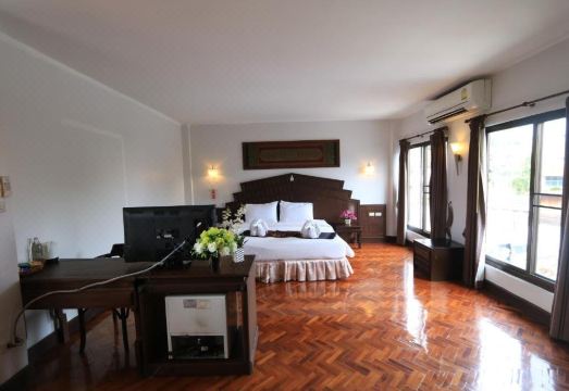 ห้องพักของ Baiyoke Chalet Hotel ตกแต่งโทนสว่างพื้นไม้ มีระเบียงส่วนตัว