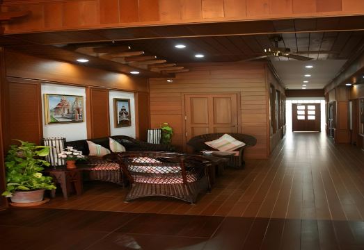 บรรยากาศรอบหนองจองคำใกล้โรงแรม มีวัดจองคำ จองกลางสะท้อนผิวน้ำ