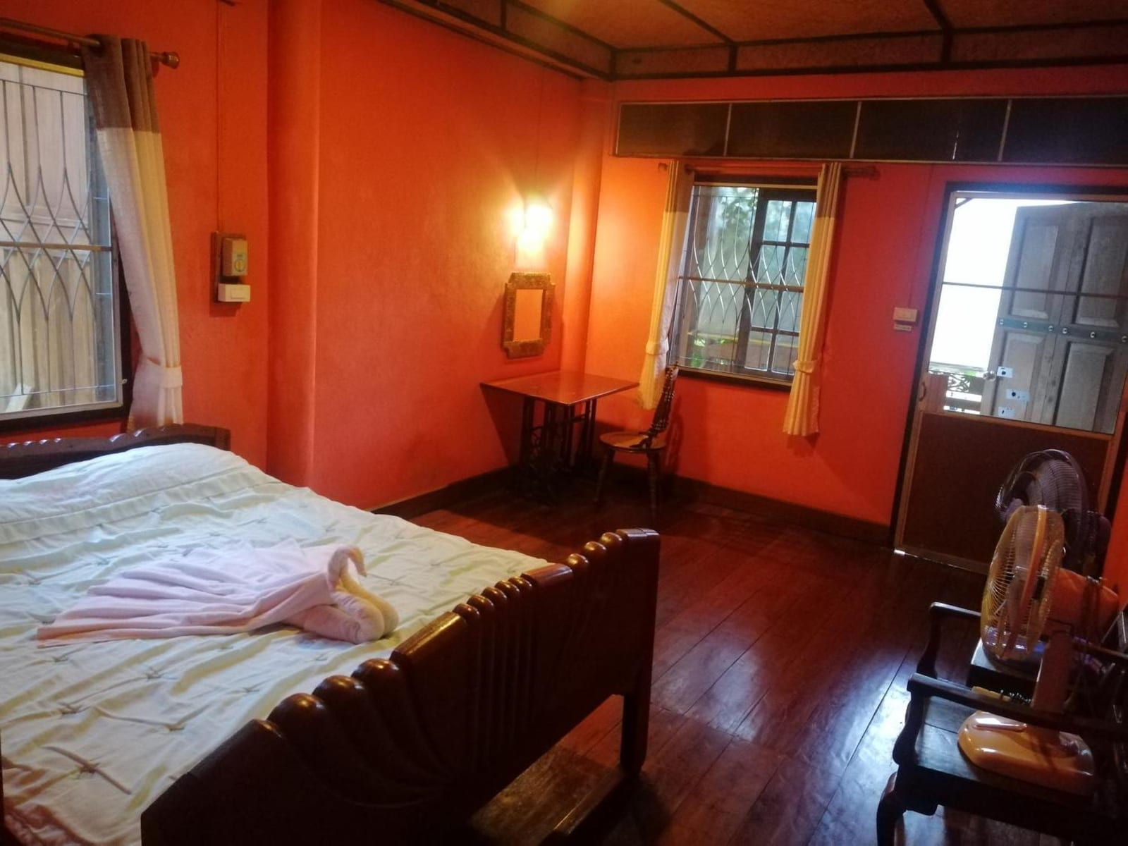 ห้องพักภายใน Crossroads House แม่ฮ่องสอน ตกแต่งด้วยงานไม้สักโทนอบอุ่นเรียบง่าย