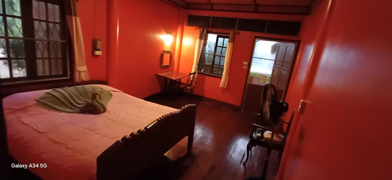 มุมห้องพักเรือนไม้สักลานนาของ Crossroads House พื้นและผนังไม้ บรรยากาศชิล
