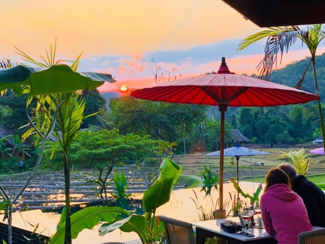 สระว่ายน้ำของ Fern Resort มองออกไปเห็นทุ่งนาและภูเขาแม่ฮ่องสอน
