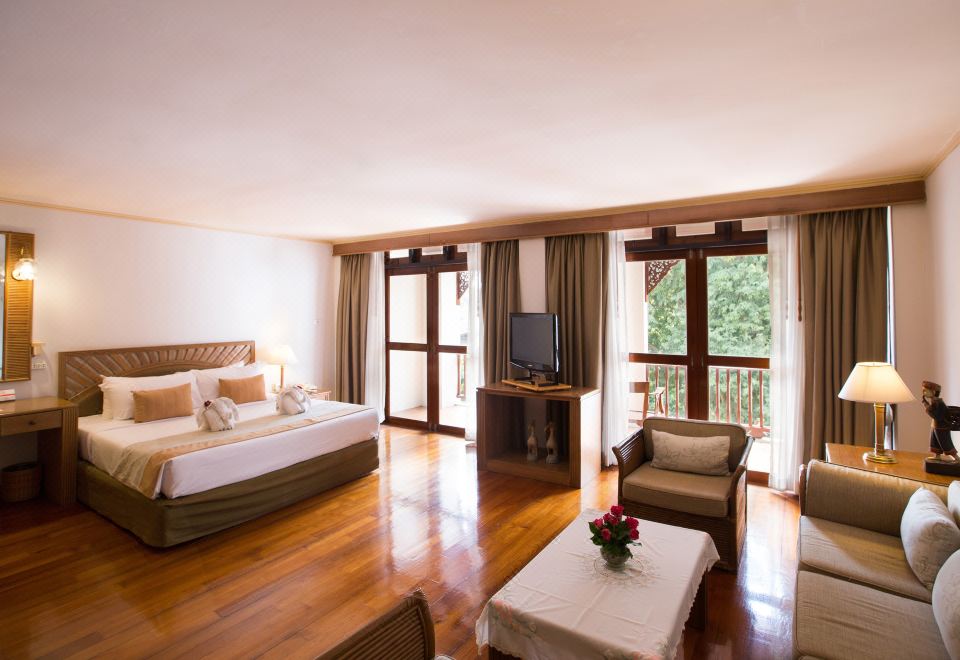 ห้องพักของ Imperial Mae Hong Son Resort ตกแต่งโทนไม้ล้านนา มีระเบียงส่วนตัว