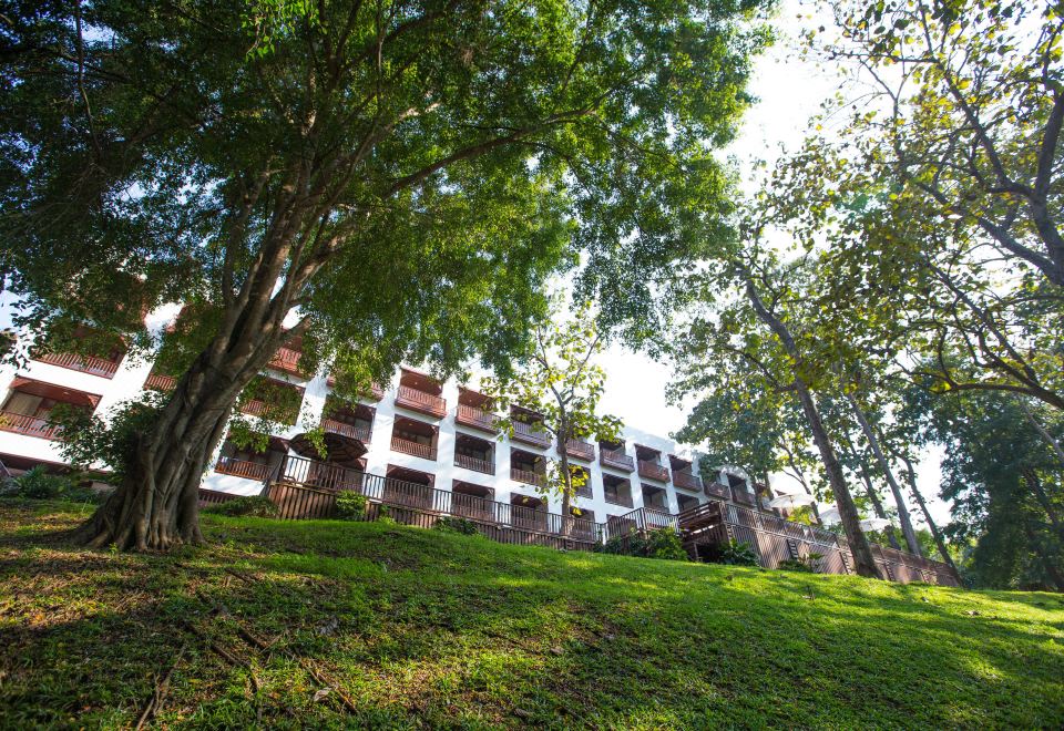 อาคารและสวนป่าสักร่มรื่นภายในพื้นที่ของ Imperial Mae Hong Son Resort