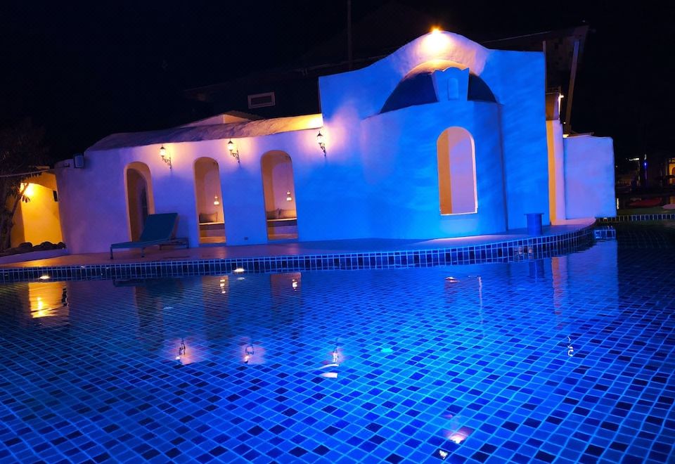 บ้านพักทรงโค้งสีขาวสไตล์ซานโตรินีของ The Oia Pai Resort ริมทะเลสาบ