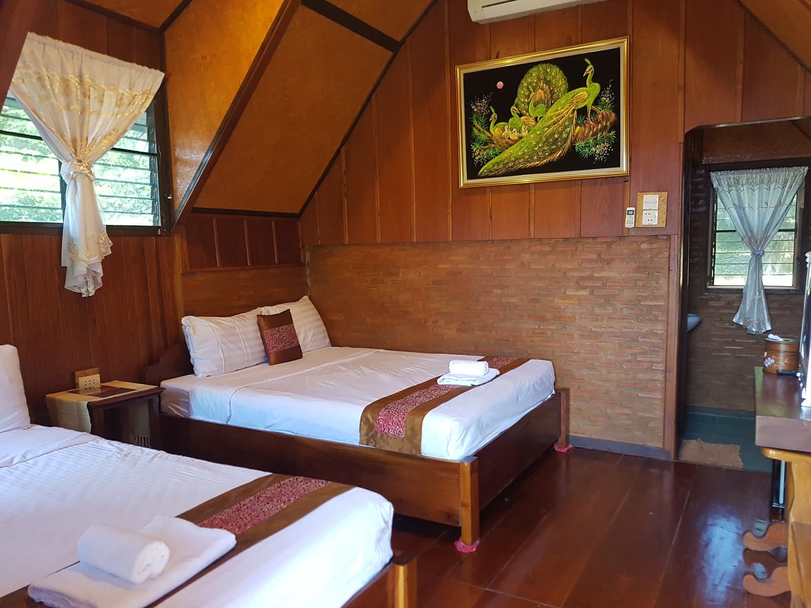 ห้องพักของ Ban Phumon Talang Resort มีแอร์ ตู้เย็น ทีวี และระเบียงส่วนตัว