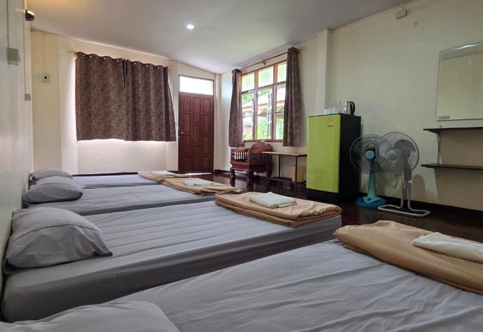 ห้องพักภายใน P.L.P Guesthouse แม่ฮ่องสอน ตกแต่งเรียบง่ายสะอาดตา มีห้องน้ำในตัว