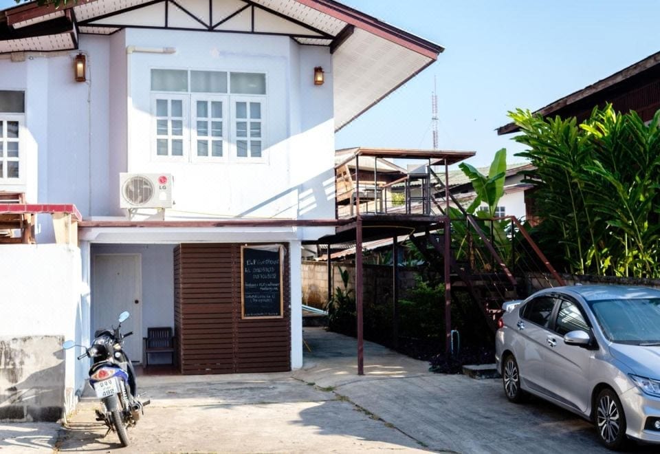 มุมห้องพักและพื้นที่นั่งเล่นของ P.L.P Guesthouse บรรยากาศอบอุ่นแบบเกสต์เฮาส์ครอบครัว