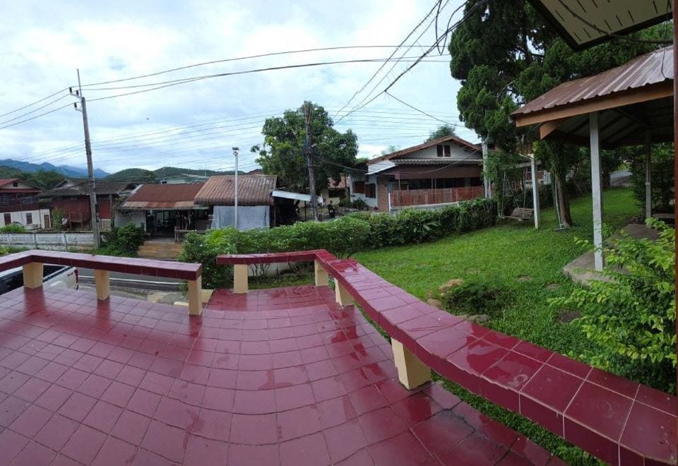 ภายนอกและสวนของ P.L.P Guesthouse ในย่านเมืองแม่ฮ่องสอน ใกล้หนองจองคำและถนนคนเดิน