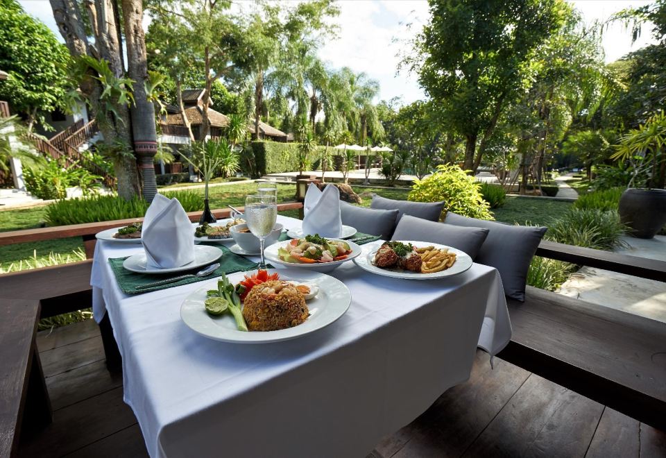 ร้านอาหารของ The Quarter Pai บรรยากาศโปร่งเปิดรับสวน