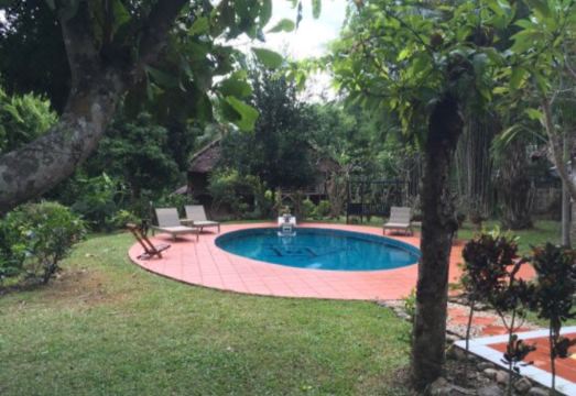 กระท่อมไม้สักของ Sang Tong Huts ตั้งอยู่ในสวนต้นไม้ร่มรื่น