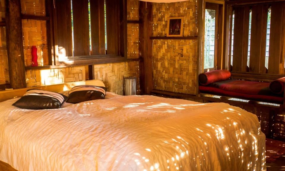 สระว่ายน้ำกลางแจ้งของ Sang Tong Huts มองเห็นภูเขาเป็นฉากหลัง