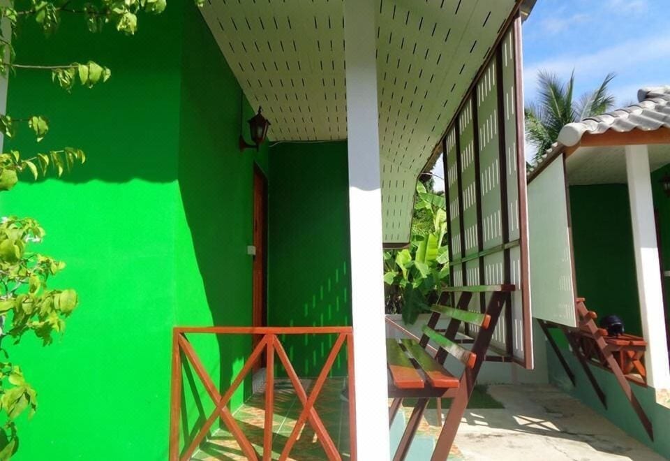 บังกะโลและบรรยากาศสวนของ Sarm Mork Guest House ย่านจองคำใจกลางเมืองแม่ฮ่องสอน