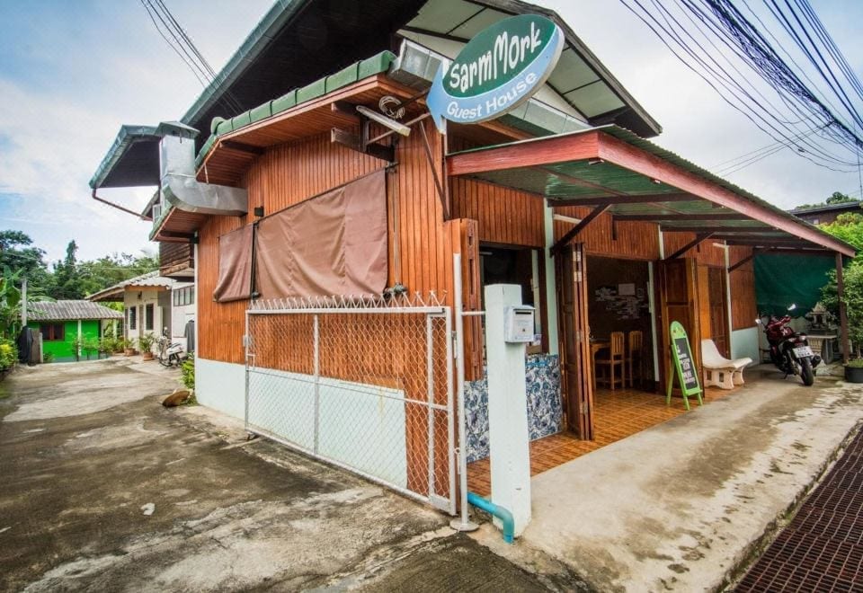 ห้องพักของ Sarm Mork Guest House ตกแต่งเรียบง่ายสะอาดตา มีตู้เย็นและทีวี