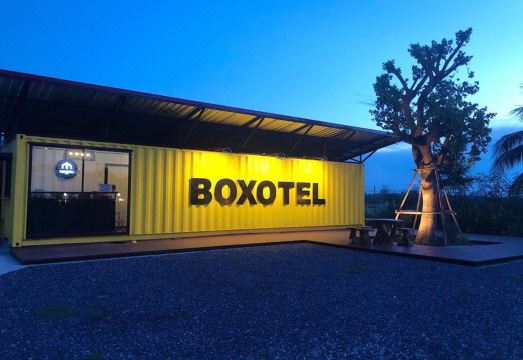 ห้องพักสไตล์ตู้คอนเทนเนอร์ของ Boxotel มหาสารคาม เตียง King และโทนสีเรียบ