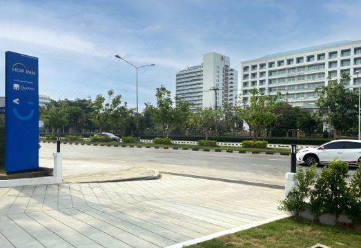ห้องพักของ Hop Inn Mahasarakham โทนสะอาด เตียงใหญ่ ผ้าปูขาว