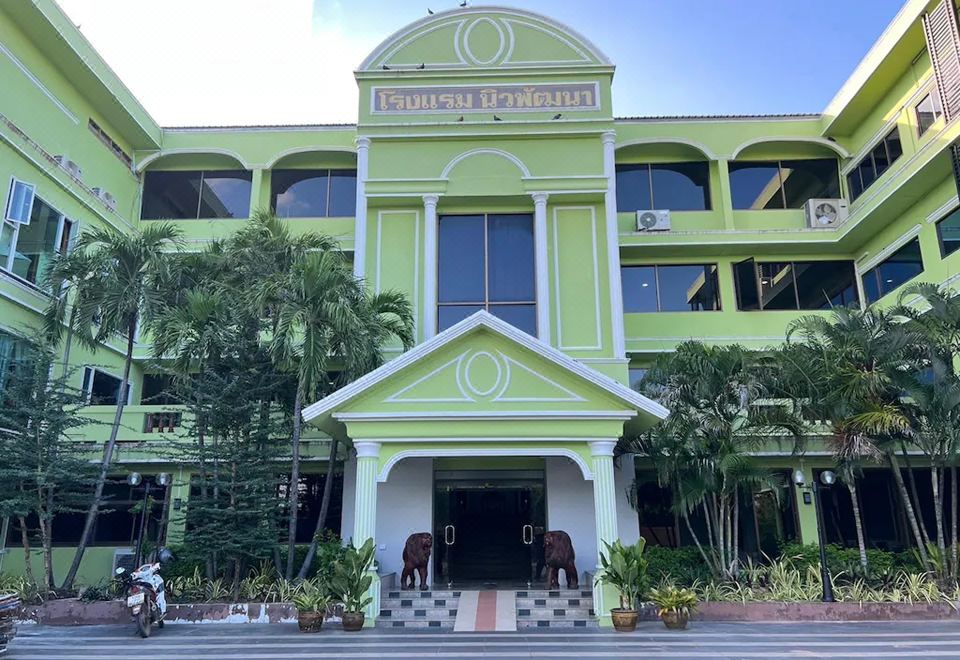 ห้องพักสะอาดตาของ New Siya Hotel มหาสารคาม พร้อมทีวีจอแบน